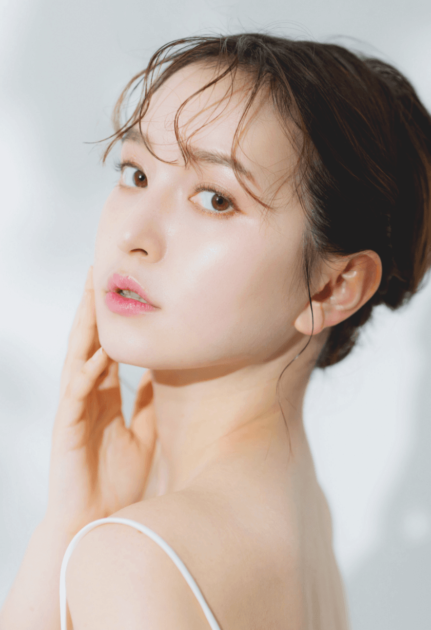 ネイルにフォーカスした女性の写真